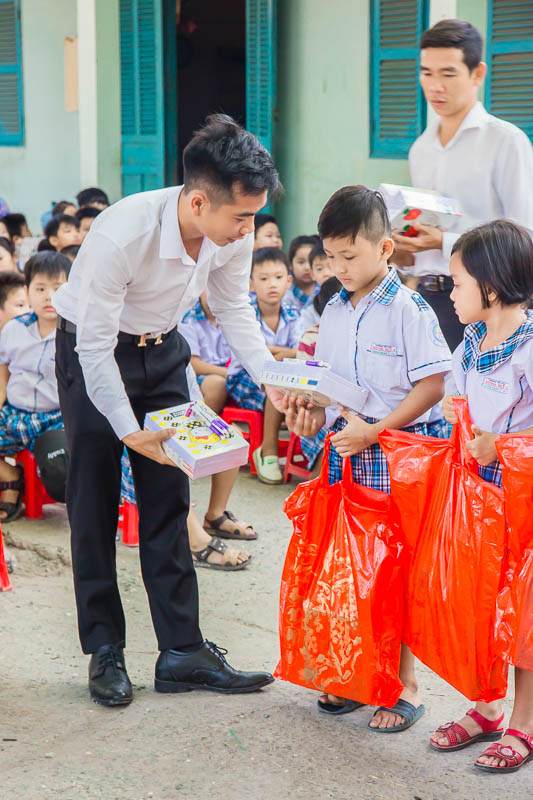 Dành tặng các con với lời chúc "Các con cố gắng học hành giỏi hơn"